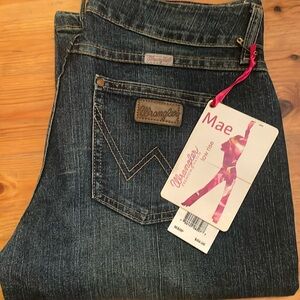 Wrangler Mae Low Rise premium patch women’s size 3/4 x34 new with tags